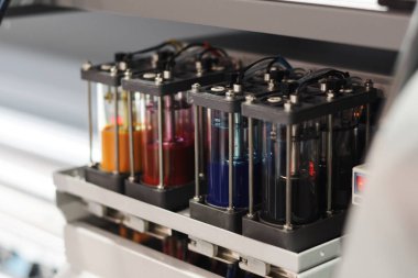 Baskılı ev, baskı makinesinin baskılı başı, yakın çekim, alan derinliği.