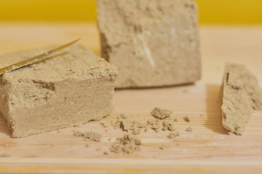 Ahşap masa üzerinde helva