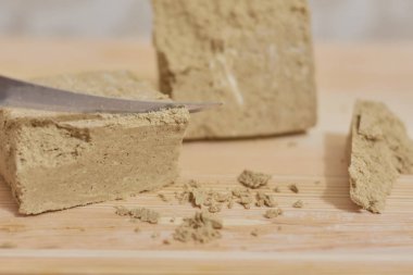 Ahşap masa üzerinde helva