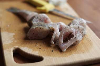 kesme tahtası üzerinde çiğ balık