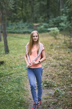 Parkta veya ormanda genç kadın