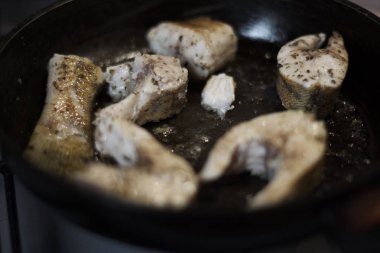 Bir tavada kızartma balık