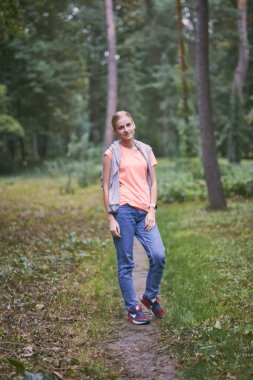 Parkta veya ormanda genç kadın