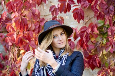 Güz parkında güzel genç bir kadın.