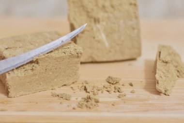 Ahşap masa üzerinde helva