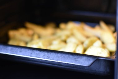 Fırında patates kızartması.