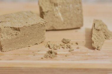 Ahşap masa üzerinde helva