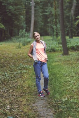 Parkta veya ormanda genç kadın