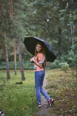 Ormanda şemsiyeli genç kadın