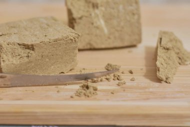 Ahşap masa üzerinde helva