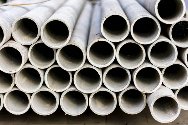 Pvc ve seramik su boruları yığınları