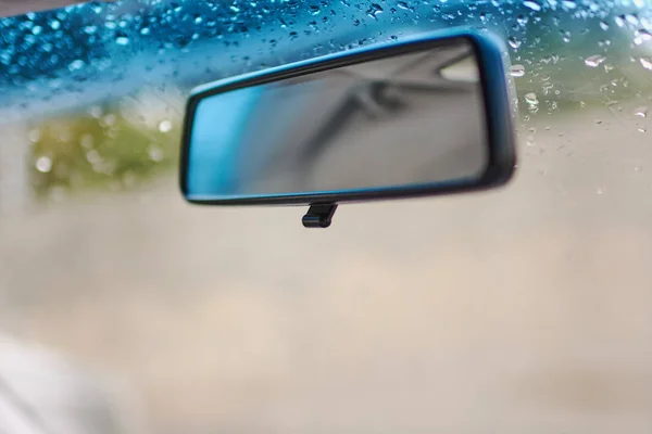 Achteruitkijkspiegel Van Een Auto Een Achtergrond Van Glas Druppels Herfst — Stockfoto