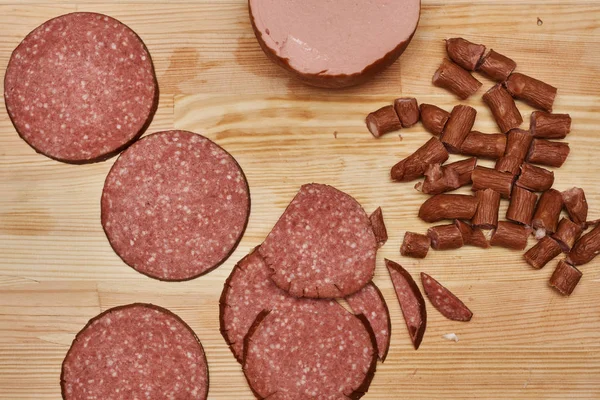 Würstchen Scheiben Geschnitten Auf Einem Holzbrett Vorbereitung Für Pizza — Stockfoto