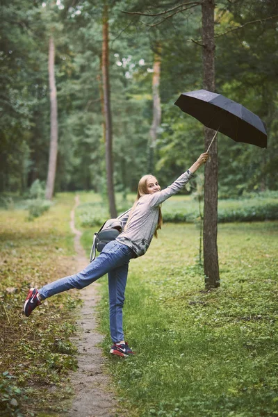 Mladá Žena Deštníkem Lese — Stock fotografie