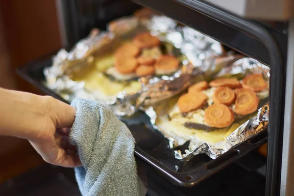 Ikan Yang Dimasak Dalam Oven Dengan Wortel — Stok Foto