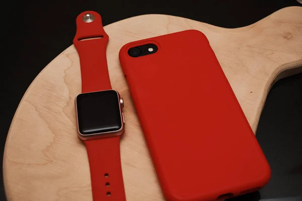 Κόκκινο Smartphone Και Ρολόγια Τραπέζια — Φωτογραφία Αρχείου
