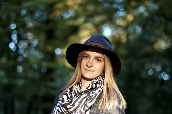 Stock image beautiful young woman in autumn park