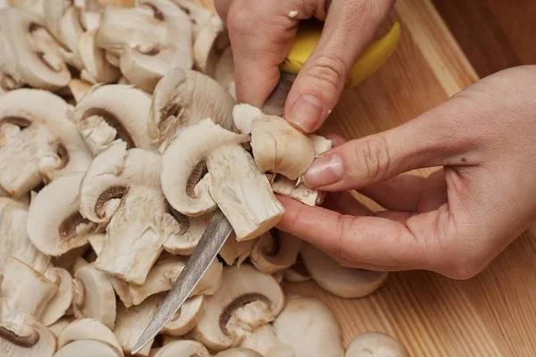 Femme Coupant Des Champignons Sur Une Table Bois Macro Image — Photo