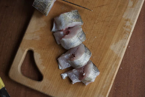 Roher Fisch Schneidebrett — Stockfoto