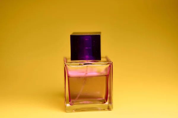 黄色の背景に香水瓶 最小限のスタイル — ストック写真