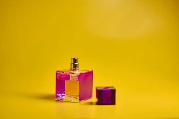 Perfume Bottle Yellow Background Minimal Style — Stock Photo, Image