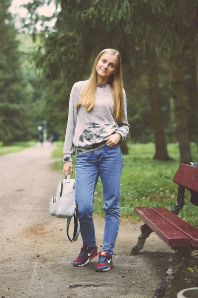 Mujer Joven Con Mochila Parque —  Fotos de Stock