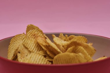 Bir kase patates cipsi. Sağlıksız gıda.