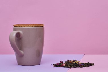 waffle sıcak kahve veya çay fincan üstüne yerleştirilen pembe arka plan üzerinde servis