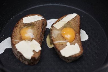 Bir ekmek parçası üzerinde haşlanmış yumurta