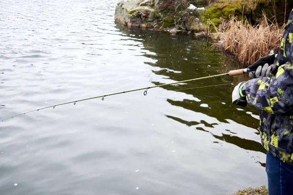 Hombre Pescando Río —  Fotos de Stock