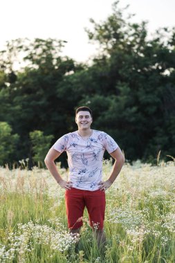 Tarladaki genç bir adamın portresi.