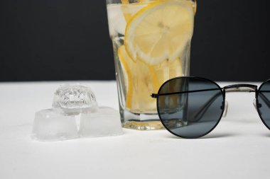 bir bardak kokteyl veya limonata