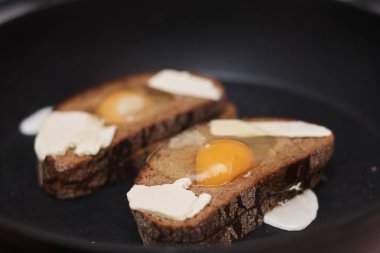 Bir ekmek parçası üzerinde haşlanmış yumurta