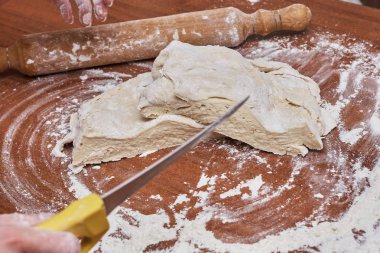 Ahşap masa üzerinde un ve oklava, yakın çekim