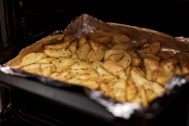 Tavada baharatlı fırında patates. Fırında patates kızartma