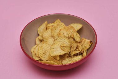 Bir kase patates cipsi. Sağlıksız gıda.