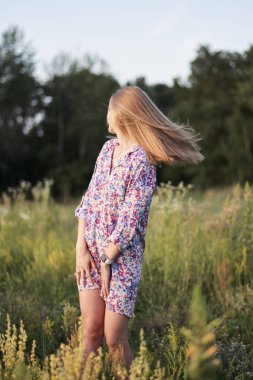 Tarlada güzel bir kız