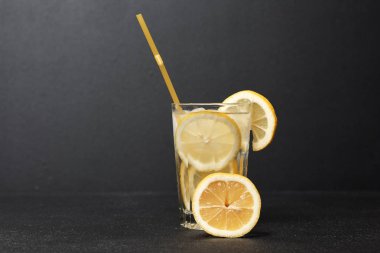 bir bardak kokteyl veya limonata
