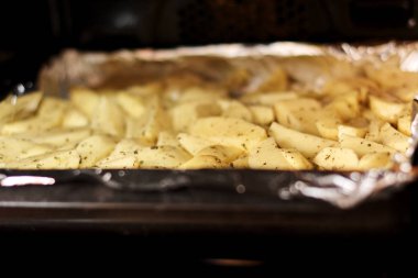 Tavada baharatlı fırında patates. Fırında patates kızartma