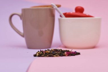 pembe arka plan üzerinde servis sıcak kahve veya çay fincan üstüne yerleştirilen waffle