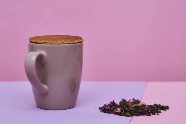 waffle sıcak kahve veya çay fincan üstüne yerleştirilen pembe arka plan üzerinde servis