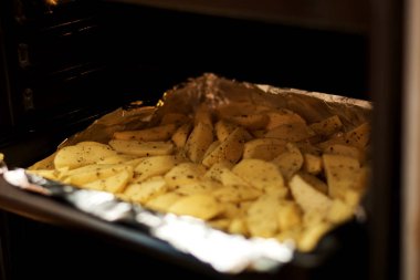 Tavada baharatlı fırında patates. Fırında patates kızartma
