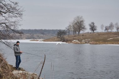 nehirde genç adam balıkçılık