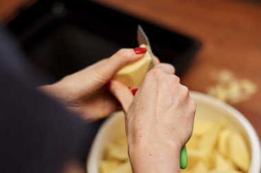 kadın elleri patates dilimleme