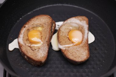 Bir ekmek parçası üzerinde haşlanmış yumurta