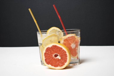 İki bardak kokteyl veya limonata