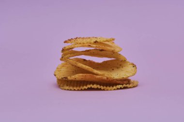 pembe bir arka plan üzerinde taze pişmiş patates cipsi