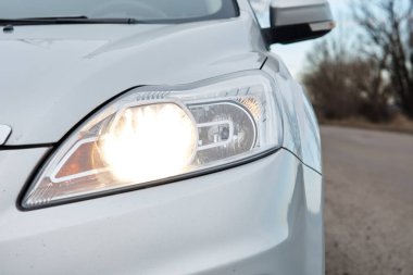 Beyaz araba kısmen görünümü