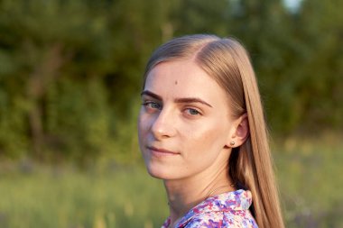 Tarlada güzel bir kız