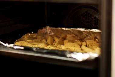 Tavada baharatlı fırında patates. Fırında patates kızartma